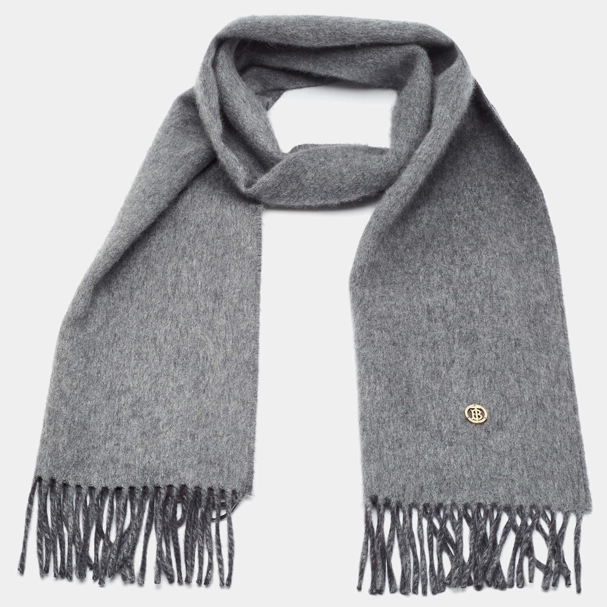 Este precioso pañuelo es una forma divertida de complementar tus conjuntos informales y tus bolsos de mano. Este pañuelo de Burberry presenta un diseño interesante. Está cortado en tejido liso y elevará todos tus looks.