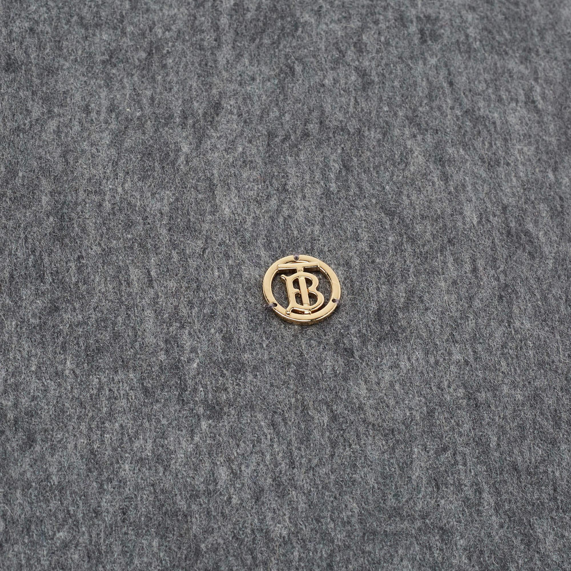 Bufanda Burberry Gris Cachemira Pesada Reversible en Nuevo estado para la venta en Dubai, Al Qouz 2