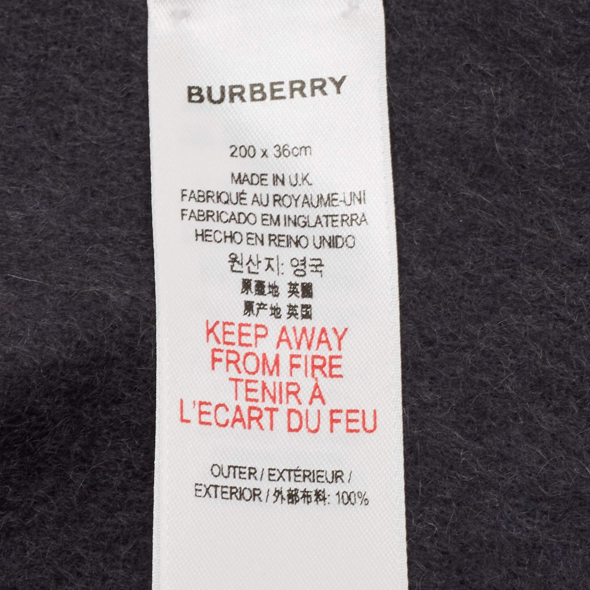 Bufanda Burberry Gris Cachemira Pesada Reversible en venta 3