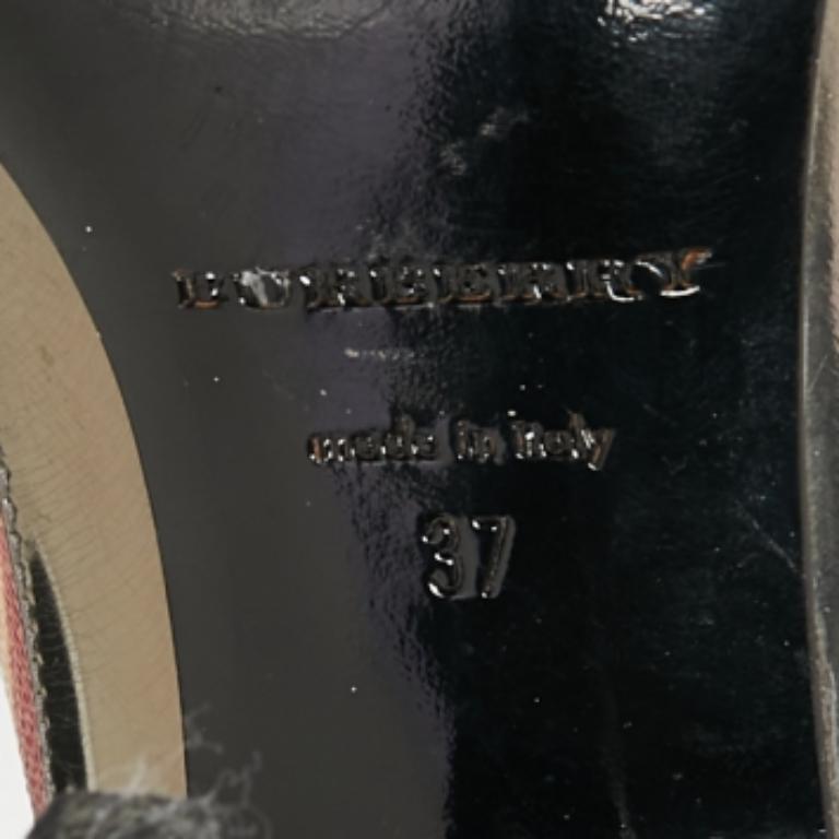 Burberry Grey Leather And House Check Canvas Buckle Peep Toe Pumps Size 37 In Fair Condition For Sale In Dubai, Al Qouz 2
