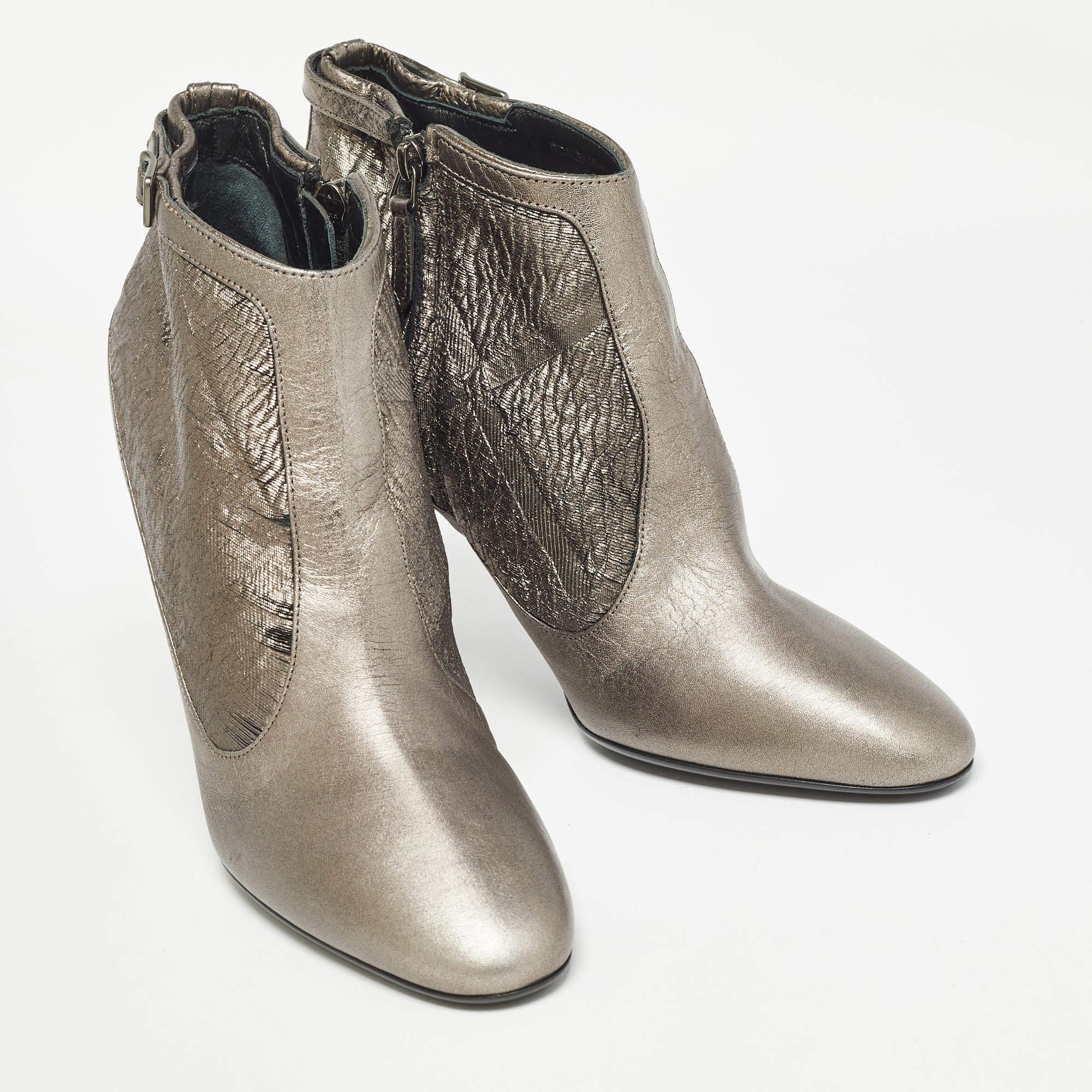 Burberry Grey Leather and Velvet Buckle Detail Round Toe Ankle Boots Size 40 In Excellent Condition For Sale In Dubai, Al Qouz 2