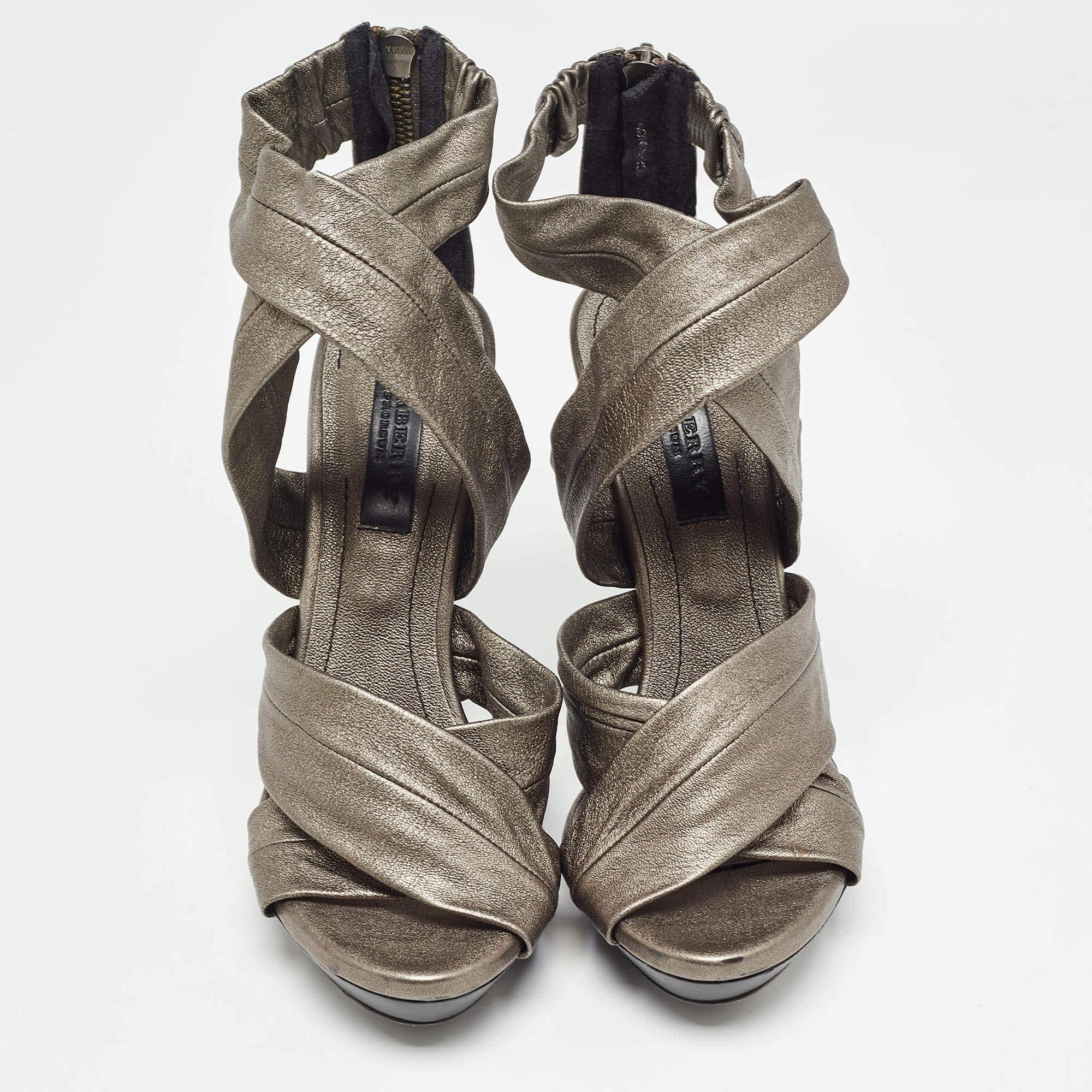 Sandalias con tobillo y plataforma de piel gris de Burberry talla 39 Gris en venta
