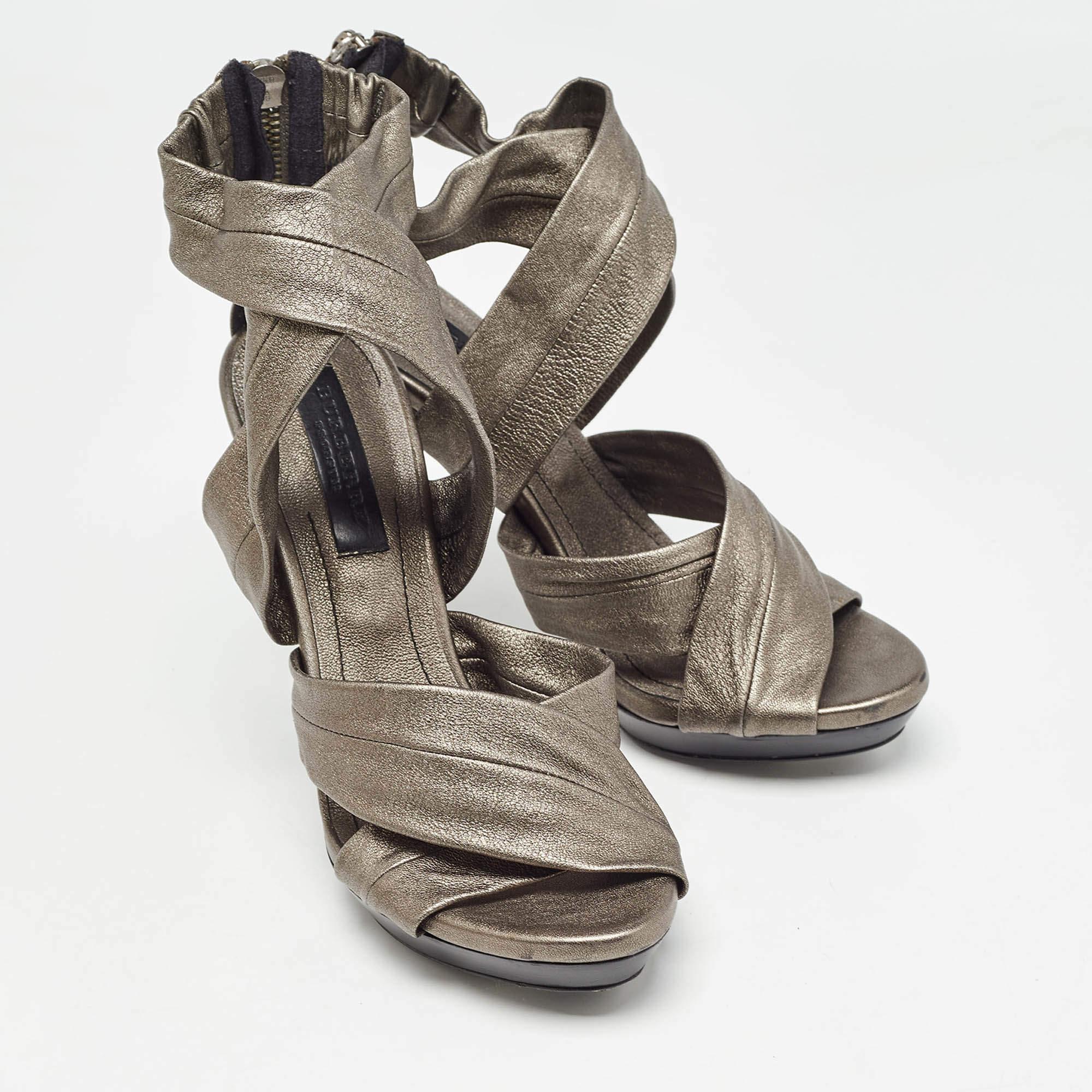 Sandalias con tobillo y plataforma de piel gris de Burberry talla 39 en Bueno estado para la venta en Dubai, Al Qouz 2