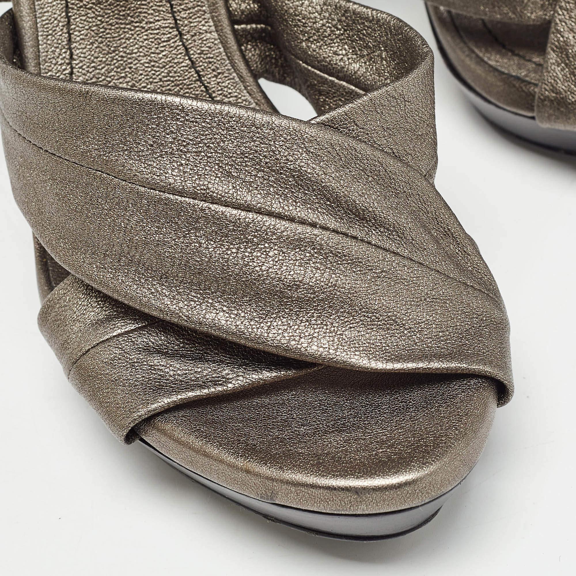 Sandalias con tobillo y plataforma de piel gris de Burberry talla 39 en venta 2