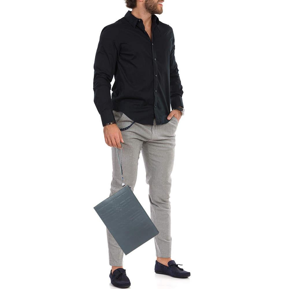 Keep your essentials effortlessly in this sturdy pouch. It features an elegant design and a roomy interior. This accessory will come in handy while traveling.

Includes
Original Dustbag, Info Booklet, Brand Tag