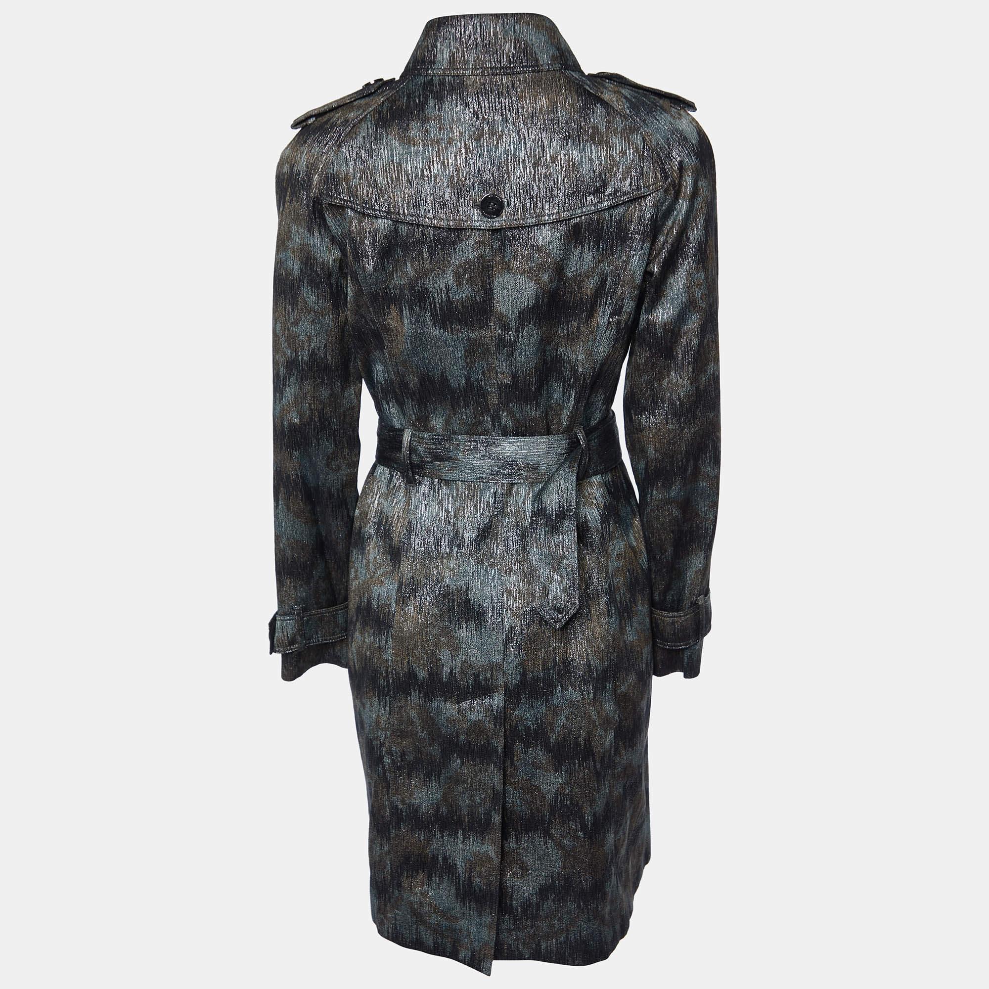 Step out in sophistication with the Burberry coat. Crafted with meticulous attention to detail, this exquisite piece exudes timeless elegance. Its shimmering lurex cotton blend fabric and belted waist effortlessly marry style and functionality,