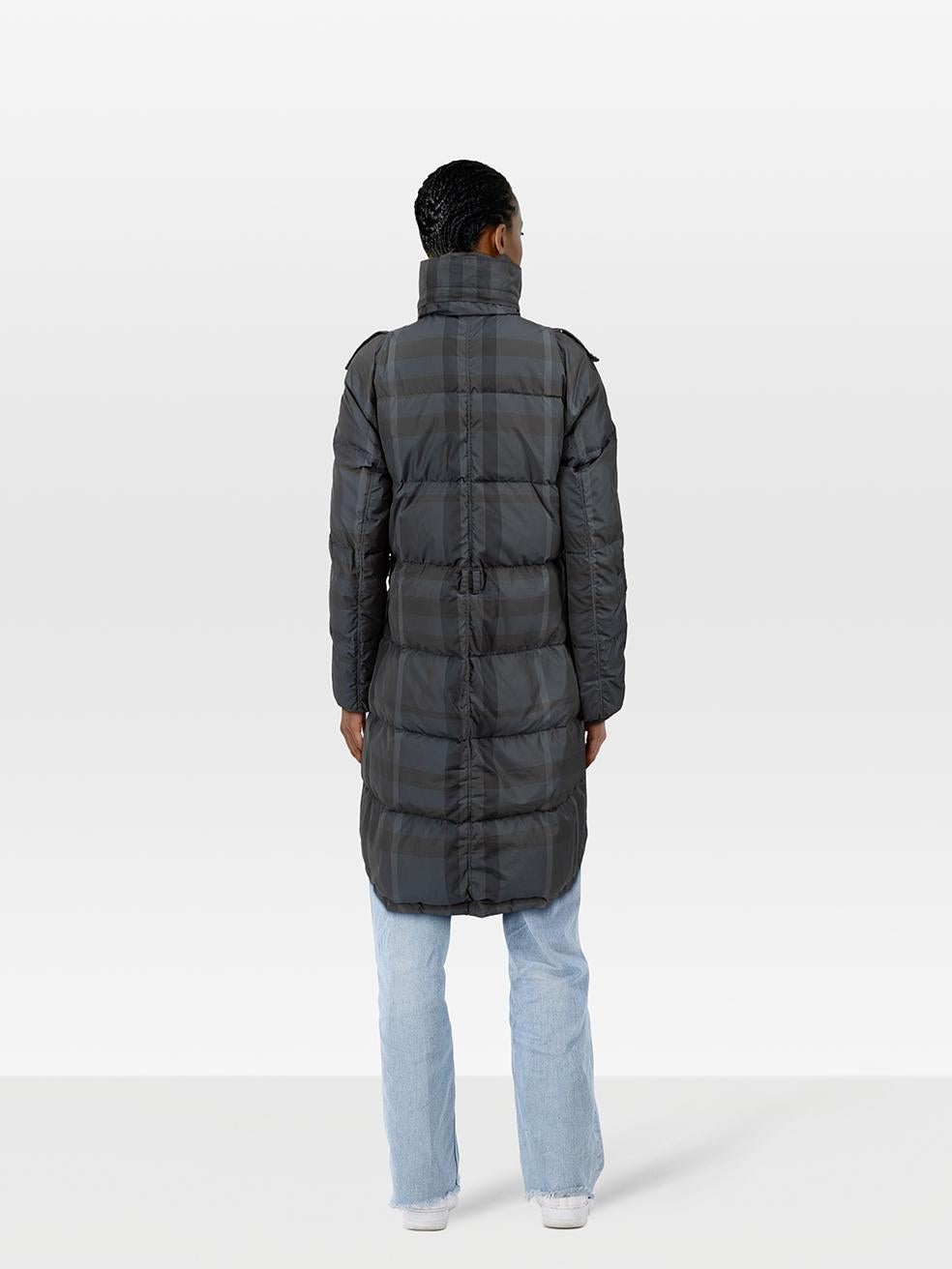 L'ÉTAT est très bon. L'usure du manteau est minime. Marques sur la partie inférieure arrière gauche de cet article de revente d'occasion de Burberry. Les marques peuvent nécessiter un lavage délicat à la main, contrairement aux instructions de
