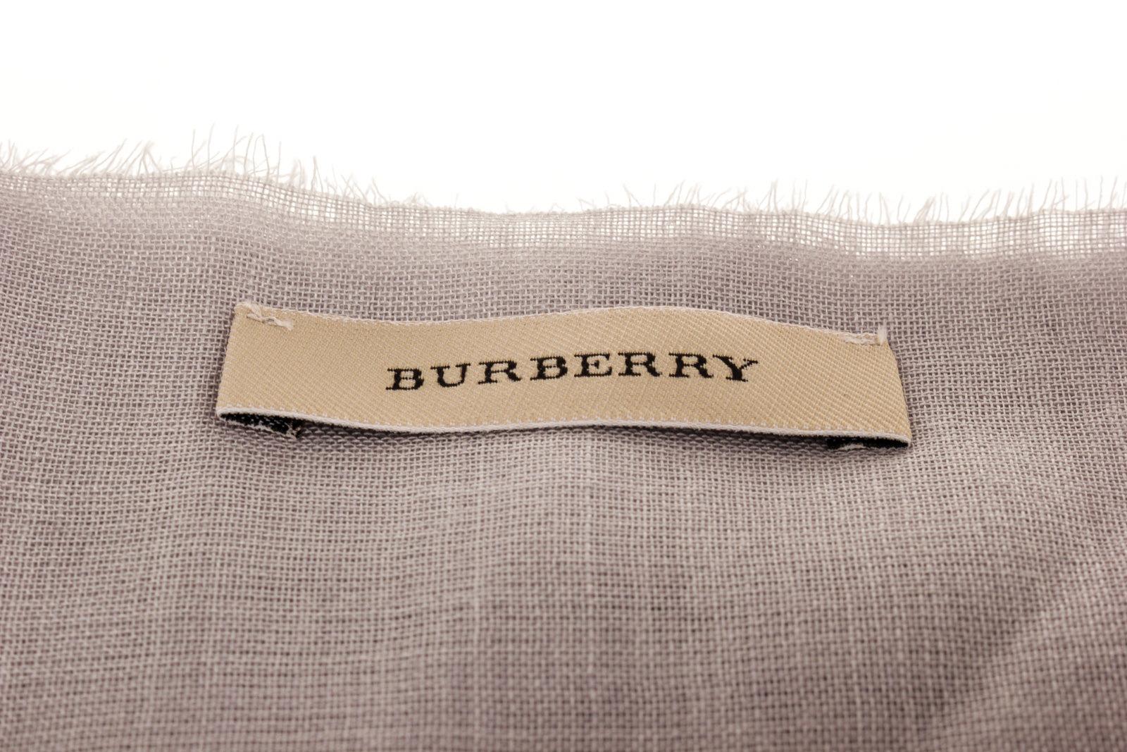 Burberry Grey Novacheck Scarf with gold-tone hardware.  45447MSC In Excellent Condition In Irvine, CA