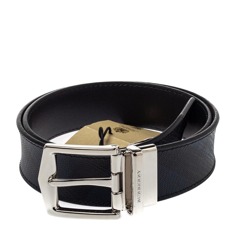 Designed to be reversible, this James belt by Burberry has one side in Smoked Check canvas and the other in leather. It is secured by a shiny silver-tone pin buckle. This wardrobe essential will continually complement your style.

Includes: Original
