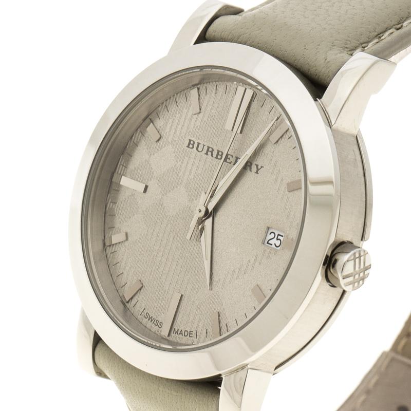 Let your wrist flaunt luxury with the Burberry Grey Stainless-Steel Heritage BU1754 Men's Wristwatch adorning it and complementing your look to perfection. The stainless-steel body is attached to leather straps with a classic analog dial keeping