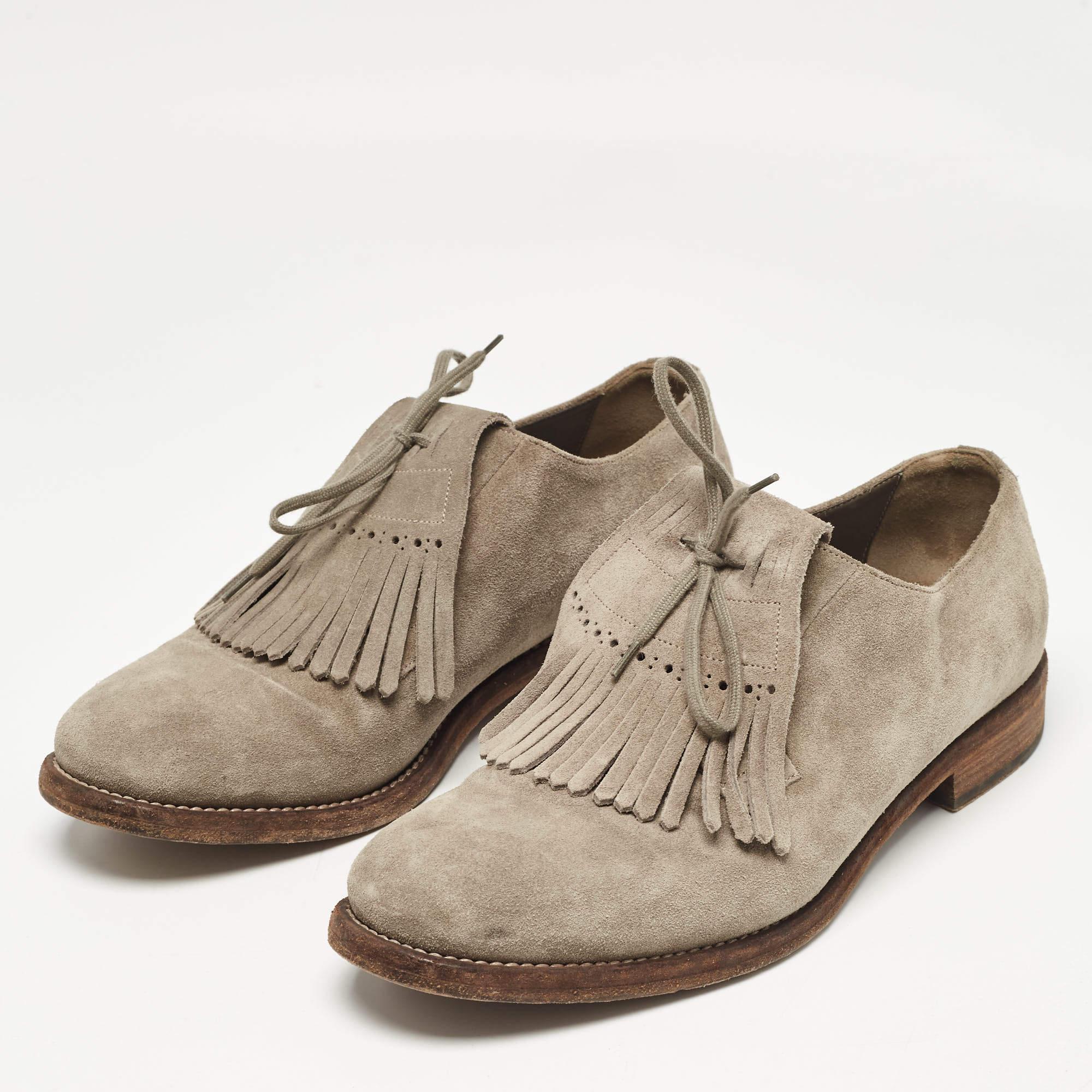 These oxfords are designed from the finest material featuring an elegant look sturdy soles and lace ups on the vamps. Team these shoes with tailored pants and a blazer for a smart formal look.