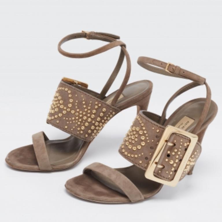 These Padstow sandals from the House of Burberry are all about flaunting eternal class and elegance! They are made from grey suede on the exterior and feature open toes, slim heels, and an ankle wrap feature. Flaunt your chic style with these