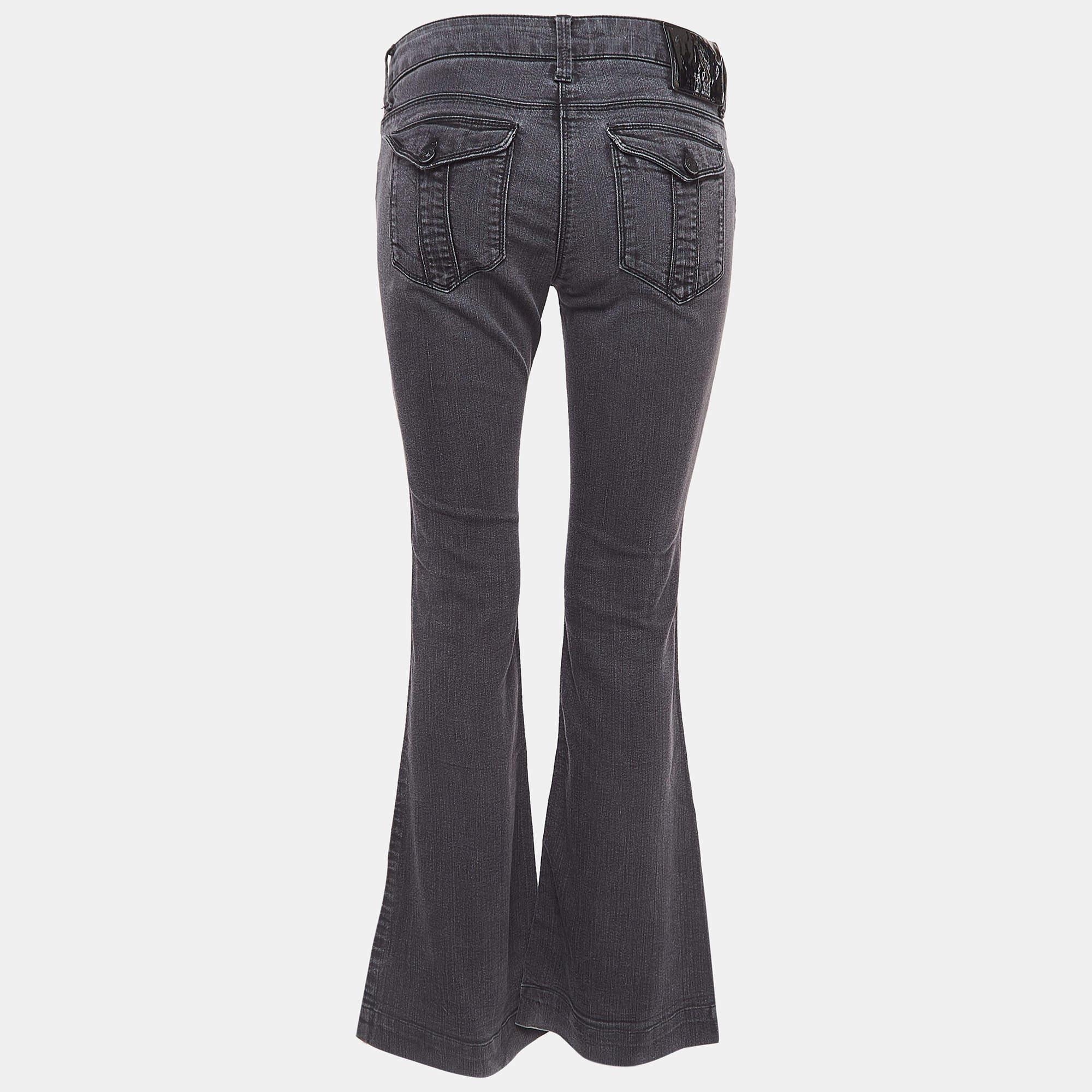 Un jean impeccablement taillé est un élément essentiel d'une garde-robe bien organisée. Ces jeans de créateurs sont finement cousus pour vous donner le look désiré et un confort tout au long de la journée.