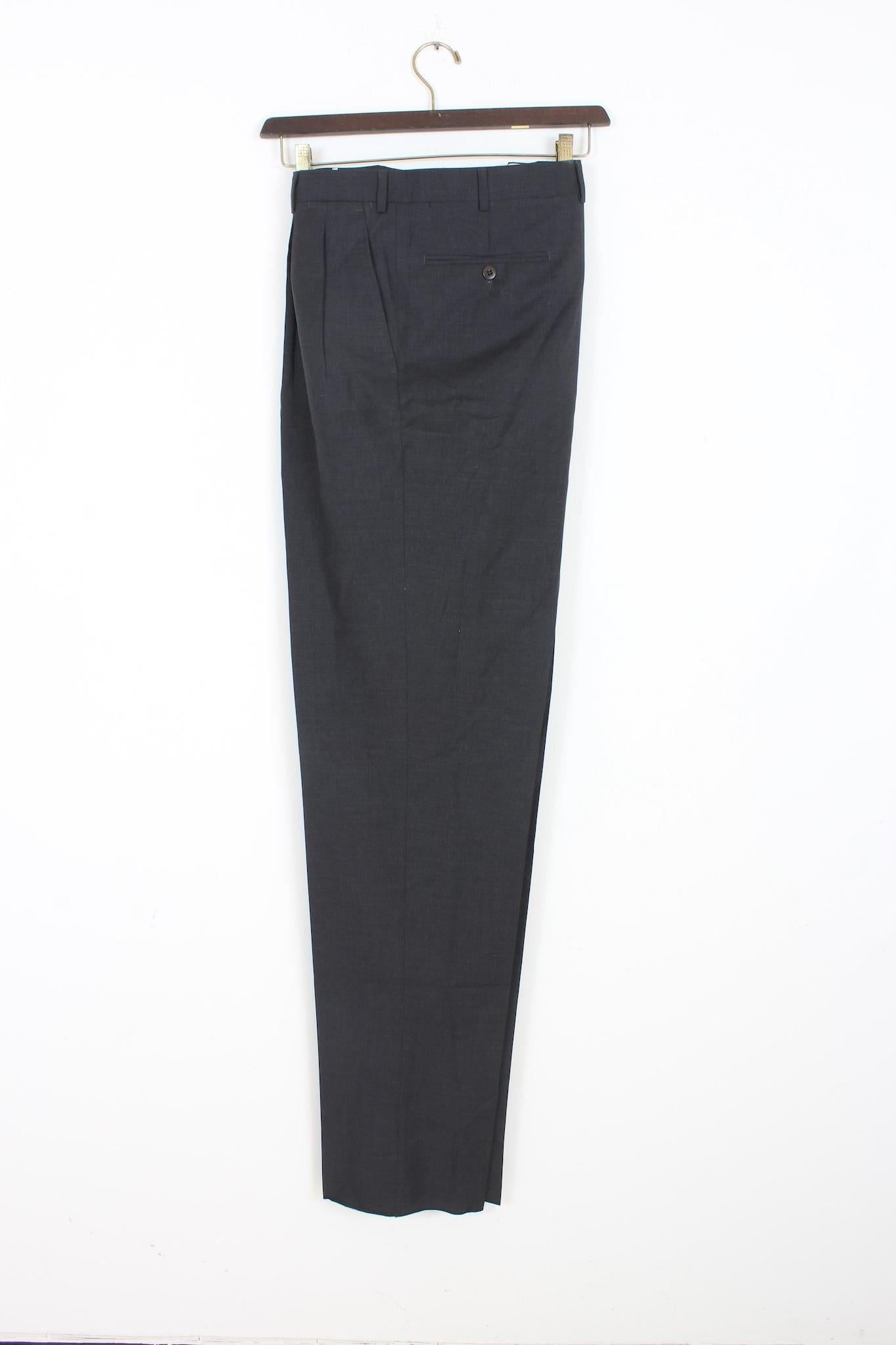 Burberry classic vintage 90s trousers. Grey, side pockets, button and zipper closure. 100% wool fabric. Made in italy.

Size: 58 It 48 Us 48 Uk

Waist: 50 cm
Length: 125 cm
Inseam length: 95 cm
Hem: 23 cm