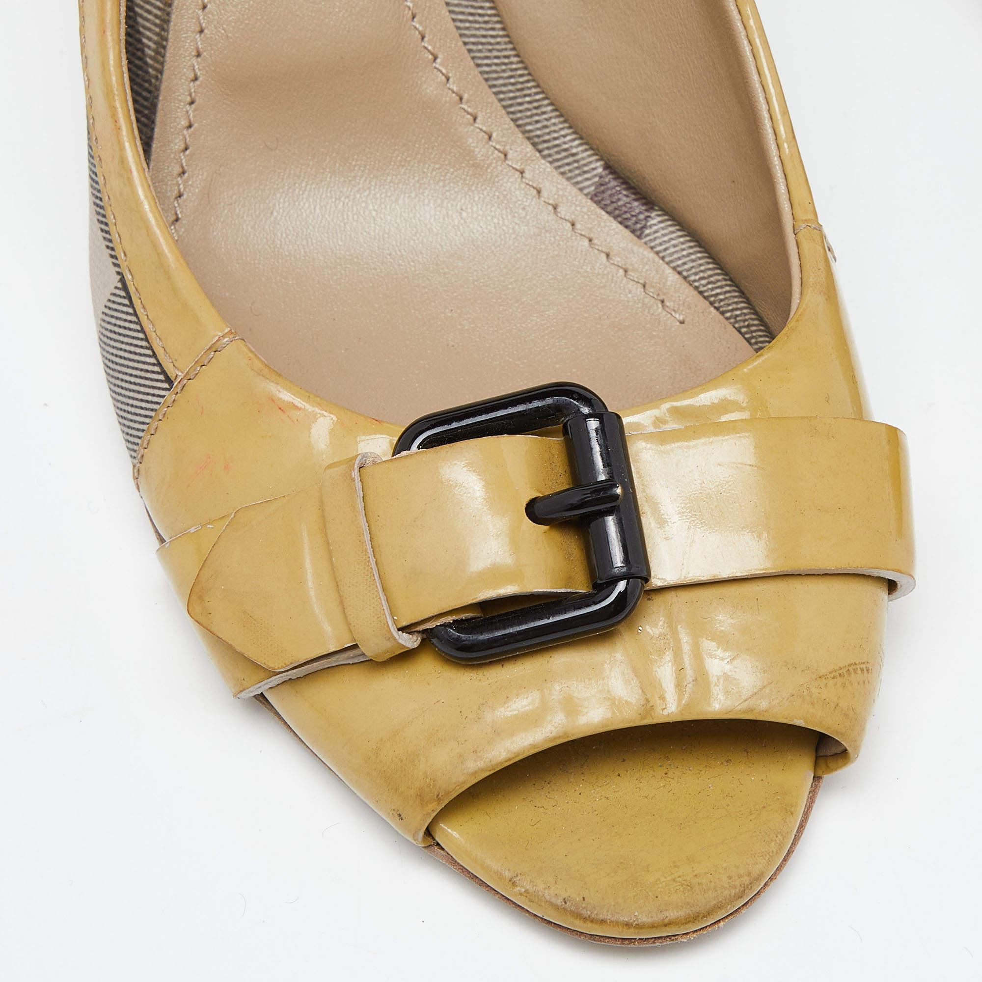 Burberry Grey/Yellow Smoked Check PVC and Patent Leather Open Toe Pumps Size 39 For Sale 2