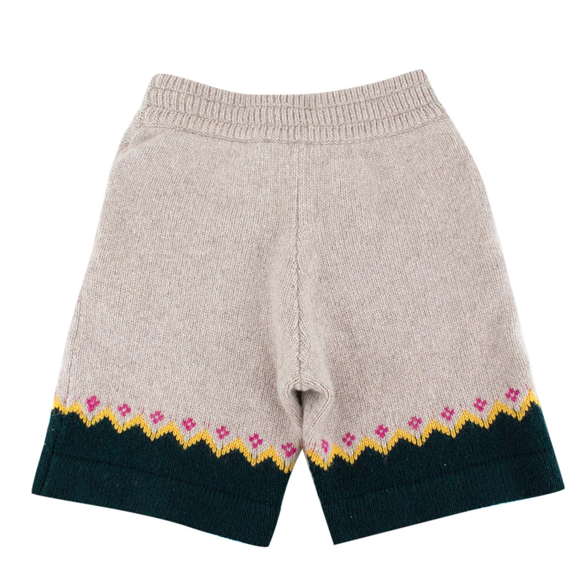 Burberry Gunley Fair-Isle wool shorts

- Heavy-weight Wool 
- Loose-fit 
- Thick Waist drawstring
- Forest-green hemline 
- Fair Isle Pattern 

Materials 
100% Wool 

Dry Clean Only 

Made in China 

Please note, these items are pre-owned and may
