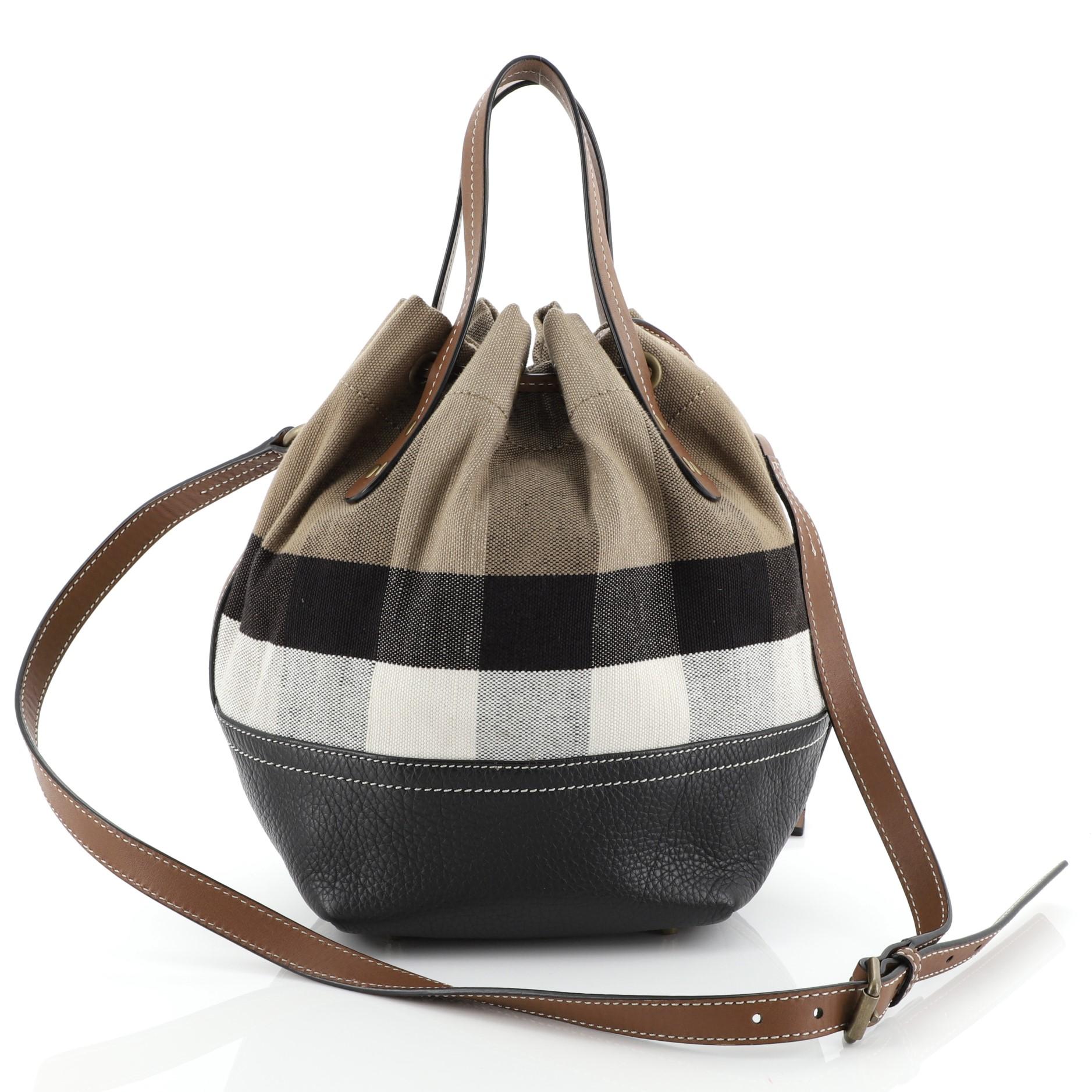 Burberry Heston Bucket Bag House Check Canvas mit Leder Klein im Zustand „Gut“ in NY, NY