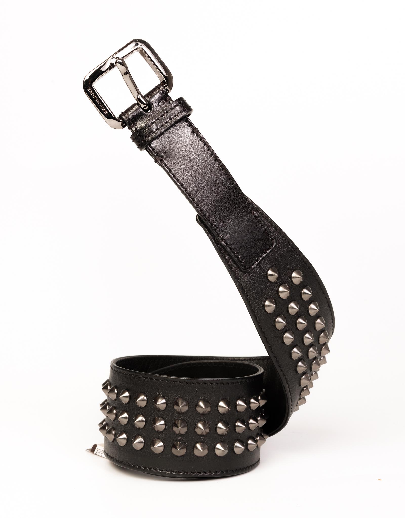 Leather black belt with a grey white and black Burberry pattern, and triple horizontal lines of pointy silver-tone studs.

COLOR: Black
MATERIAL: Leather
ITEM CODE: ITGIOLIN4FIR
MEASURES: L 36” x W 2.25”
SIZE: 80/32
EST. RETAIL: $600
CONDITION: