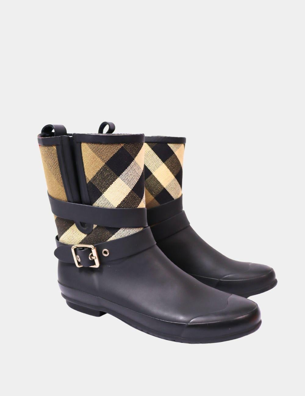 Burberry Holloway Check Rain Boots, features round toe, check print, slip on style, and a rubber sole.

Material: Rubber and Canvas
Size: EU 41
Overall Condition: Good
Interior Condition: Signs of wear
Exterior Condition: Light Marks and small