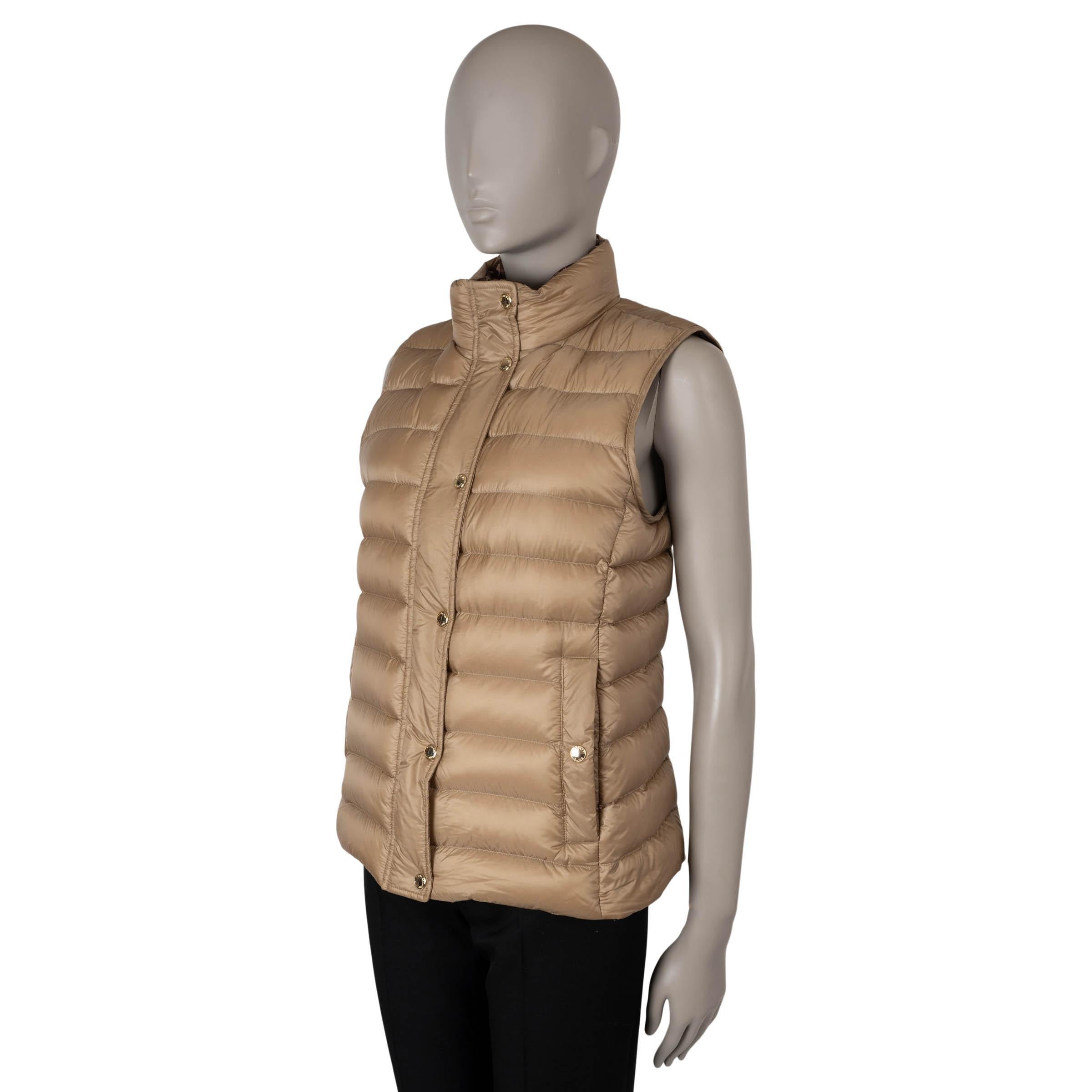 Questo giubbotto Burberry Sutherland in poliammide Honey (beige chiaro), autentico al 100% (manca l'etichetta del contenuto), presenta una silhouette aderente e ultraleggera con trapuntatura orizzontale. Include due tasche a fessura con bottoni a
