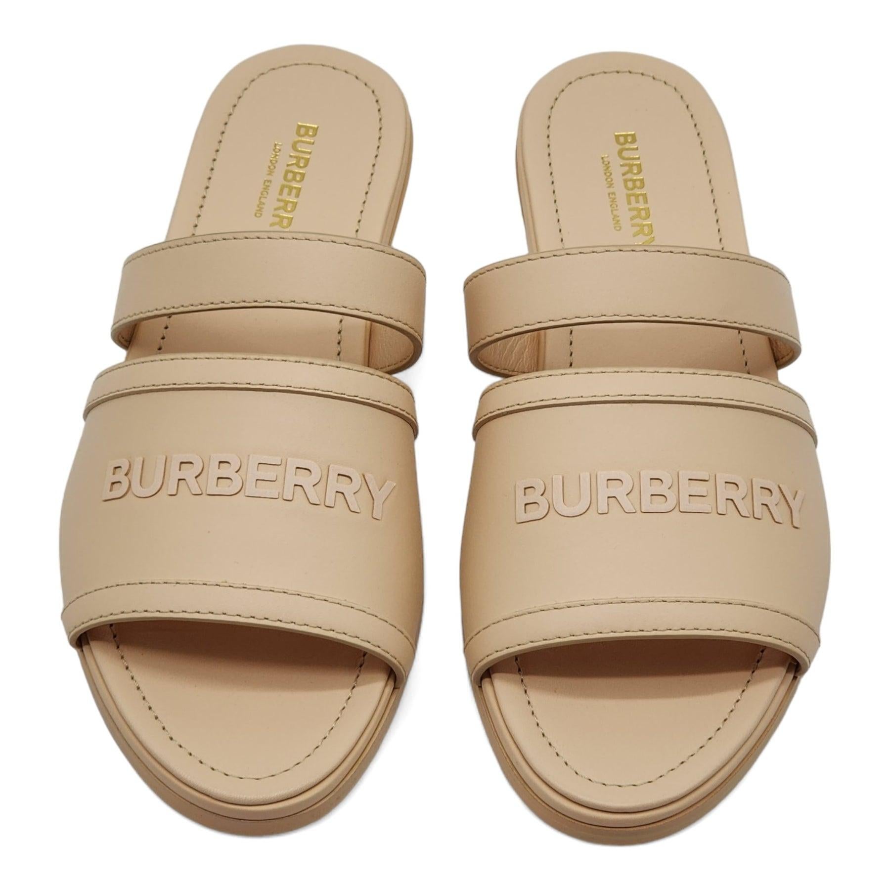 Lippensandalen aus Leder mit Burberry-Logo auf der Oberseite. 

Zusätzliche Informationen:
MATERIAL: Leder 
Farbe: Beige
Größe: 8 US
Land: Italien
Zustand: Brandneu mit Box.
Verfügbar in anderen Größen: 8.5 US