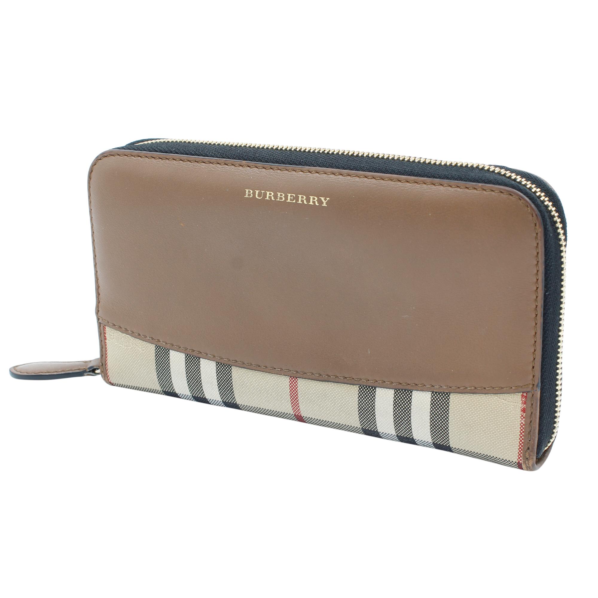 Tan brown leather house check wallet from Burberry.

normal wear sign as visible in pictures.  small torn on corner of wallet. 

Colour: TAN

Made in Italy

Composition

Outer:
polyimide 100%
leather 100%