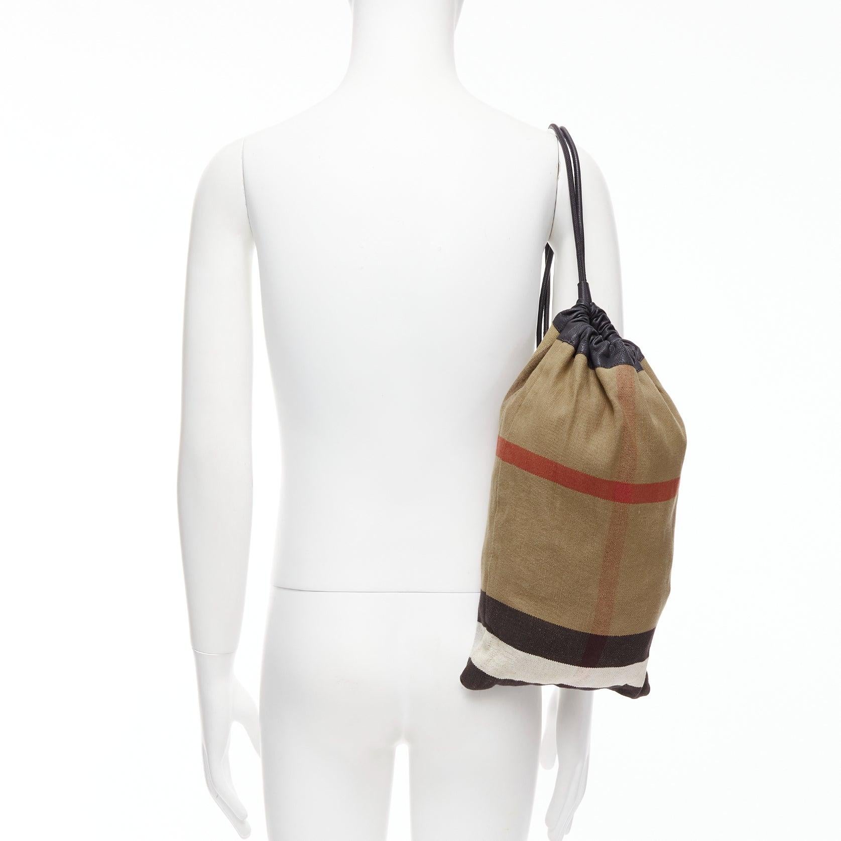 BURBERRY Hous eCheck brown jute cotton black leather trim sling backpack
Reference: MLCO/A00025
Brand: Burberry
Material: Jute, Cotton, Leather
Color: Brown, Black
Pattern: Checkered
Closure: Drawstring
Lining: Brown Fabric
Extra Details: Matching