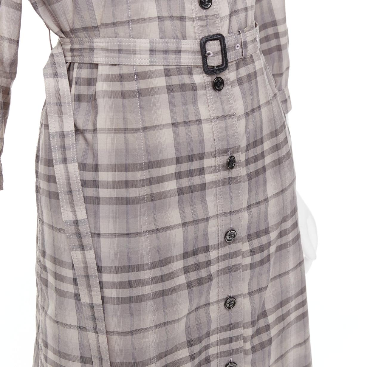 Burberry House Check beige in cotone e pelle di mucca con cintura IT38 XS
Riferimento: GEGG/A00100
Marchio: Burberry
Materiale: Cotone, pelle
Colore: Beige
Modello: A scacchi
Chiusura: bottone
Fodera: Poliestere beige
Dettagli extra: Fibbia per