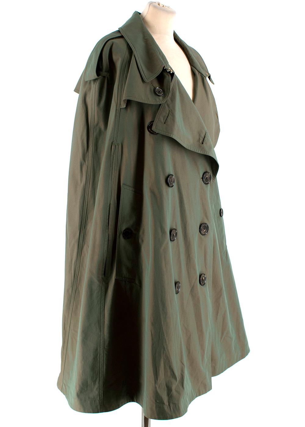 Burberry Green Cotton Trench Cape

-Double breasted classic design 
-Side slits for the arms 
-Military shoulder details as a reference to the trench origins 
-Iconic Burberry pattern to the lining 
-Branded button fastening to the front 
-2 outer
