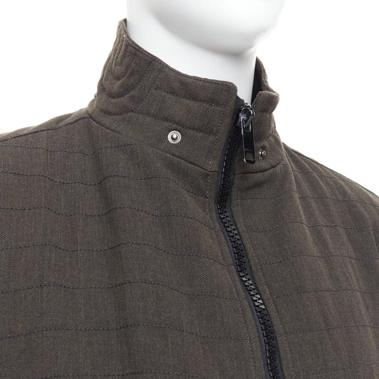 Burberry giacca biker in misto lana verde cachi e nera con zip e impunture IT48 M.
Riferimento: PRWU/A00137
Marchio: Burberry
Materiale: Lana, misto
Colore: kaki
Modello: Tinta unita
Chiusura: zip
Fodera: Tessuto nero
Prodotto in: