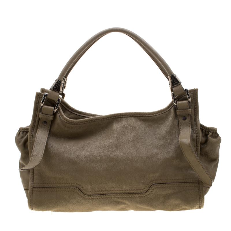 This bag from Burberry is a style that would surely want to add to your collection. Crafted with khaki leather, it features a Burberry logo in gold-tone at the front. The chain detail to the front, side slip pockets, and dual top handles add to the
