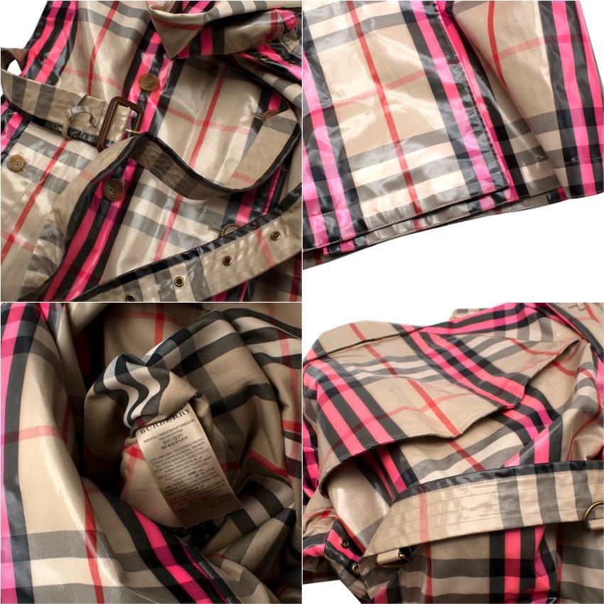 Laminierter neonrosa House Check Trenchcoat von Burberry im Angebot 5