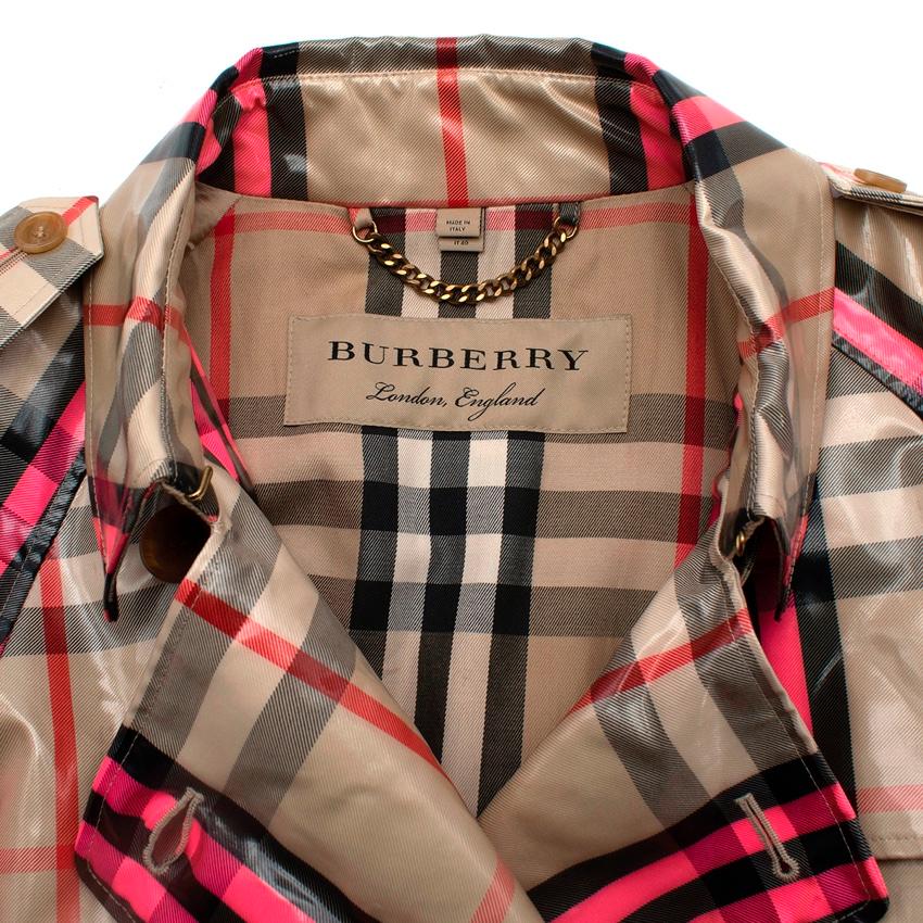 Laminierter neonrosa House Check Trenchcoat von Burberry im Zustand „Hervorragend“ im Angebot in London, GB