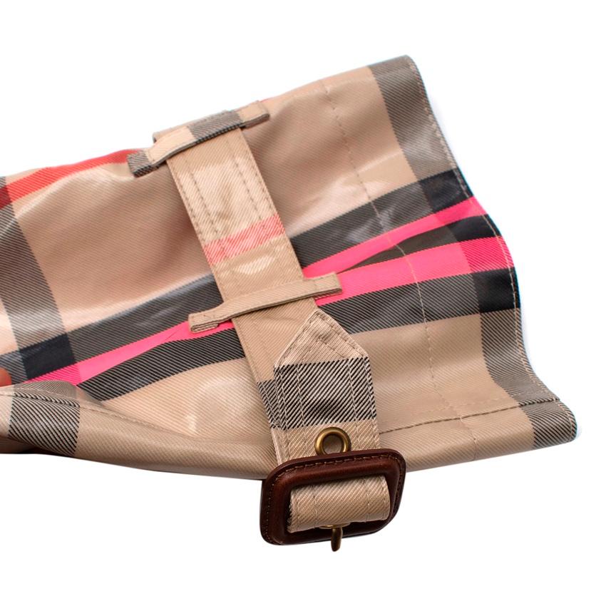 Laminierter neonrosa House Check Trenchcoat von Burberry im Angebot 3