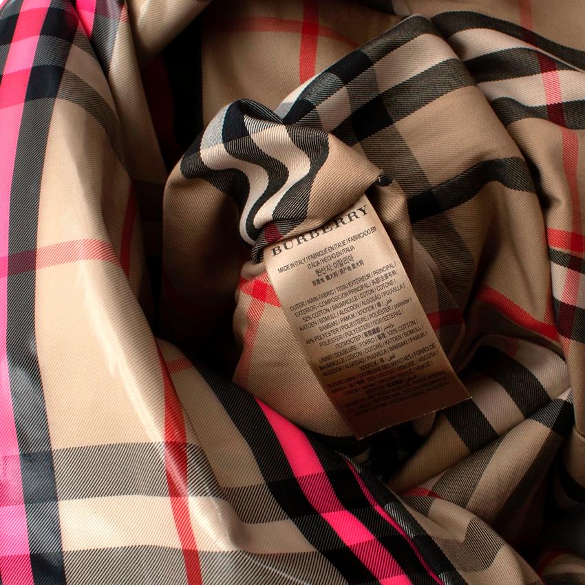 Laminierter neonrosa House Check Trenchcoat von Burberry im Angebot 4