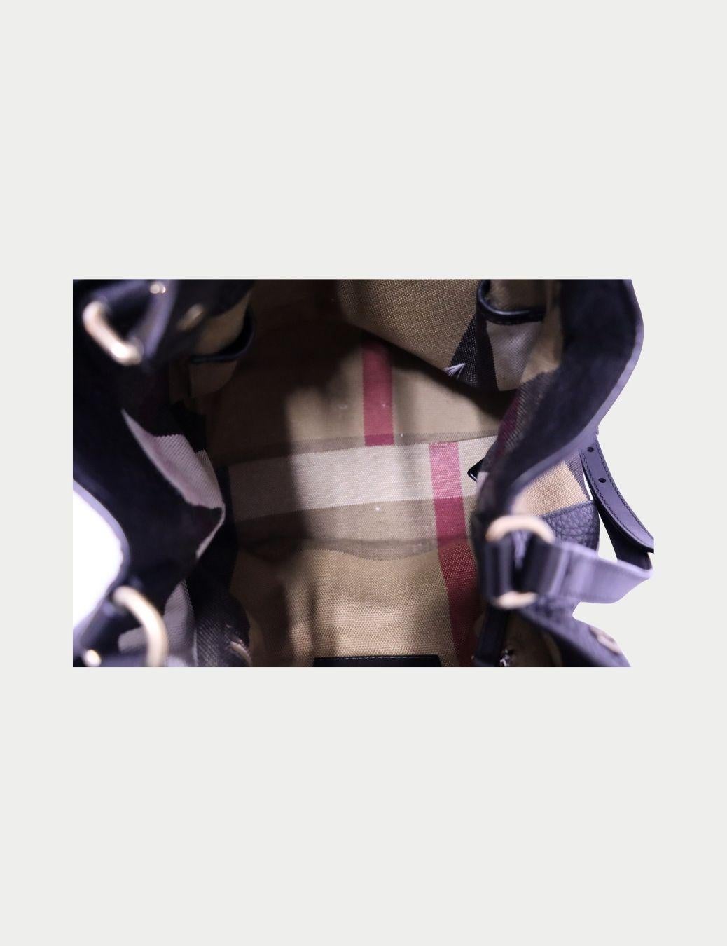 Burberry: borsa piccola in pelle Maidstone

Eleva il tuo stile quotidiano con questa tote in pelle nera di Burberry, disegnata con una silhouette morbida e sciancrata che unisce lusso e praticità. Realizzata in pelle martellata di alta qualità,