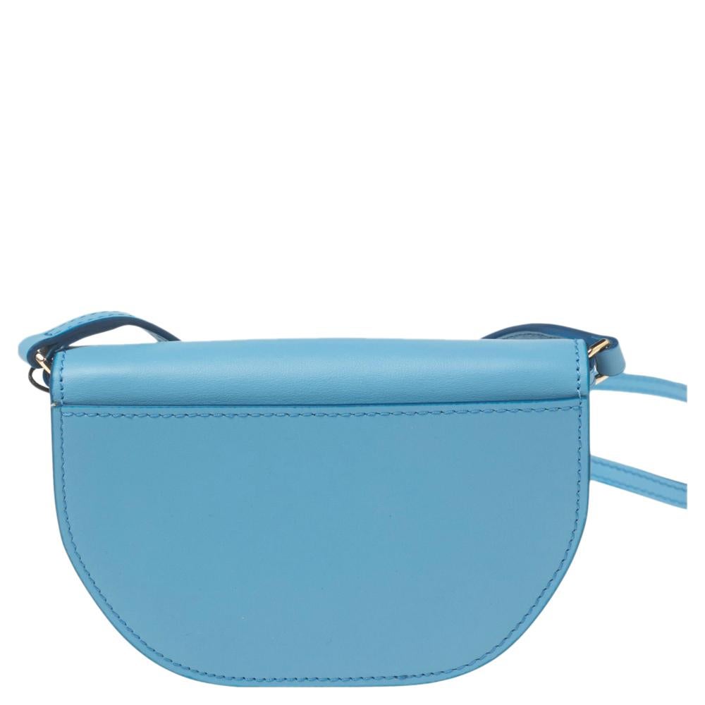 The Burberry Olympia shoulder bag has a curved base thus giving the design a distinct silhouette. This bag in the micro size is crafted from soft leather and packed with a zip pocket and brand embossing on the front. It is complete with a handle