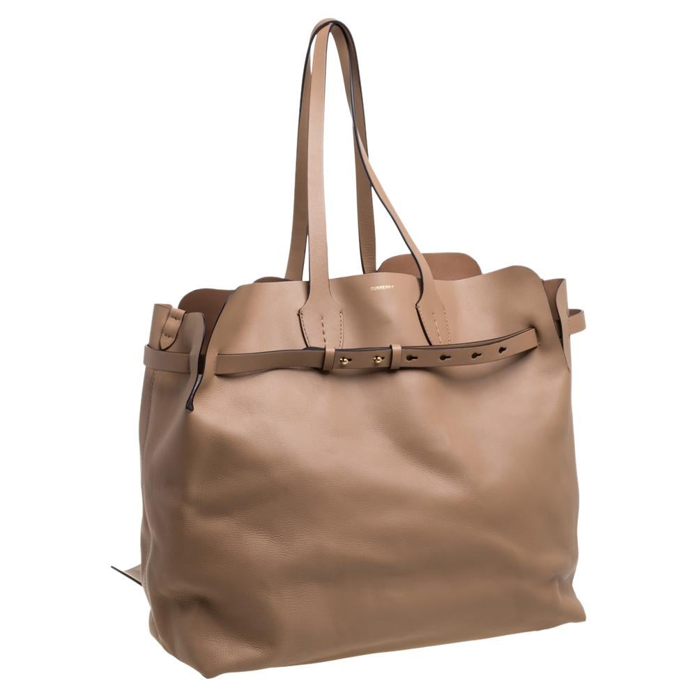 Burberry Light Camel Leather Large Soft Belt Tote In New Condition In Dubai, Al Qouz 2