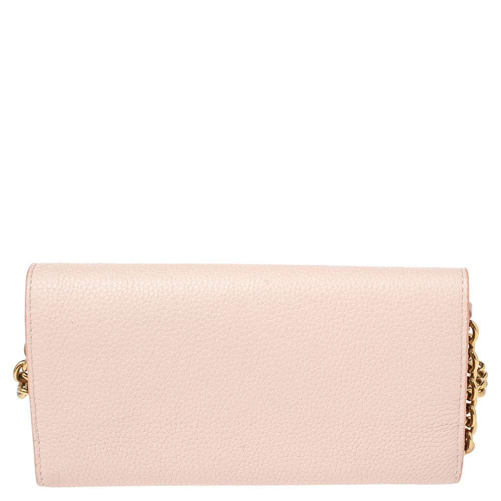 Made from light pink grained leather, this Henley wallet on chain from Burberry is a must-have! The leather-fabric lined interior holds multiple card slots, a zipper pocket, and slip compartments for all your essentials. Get this stylish and elegant