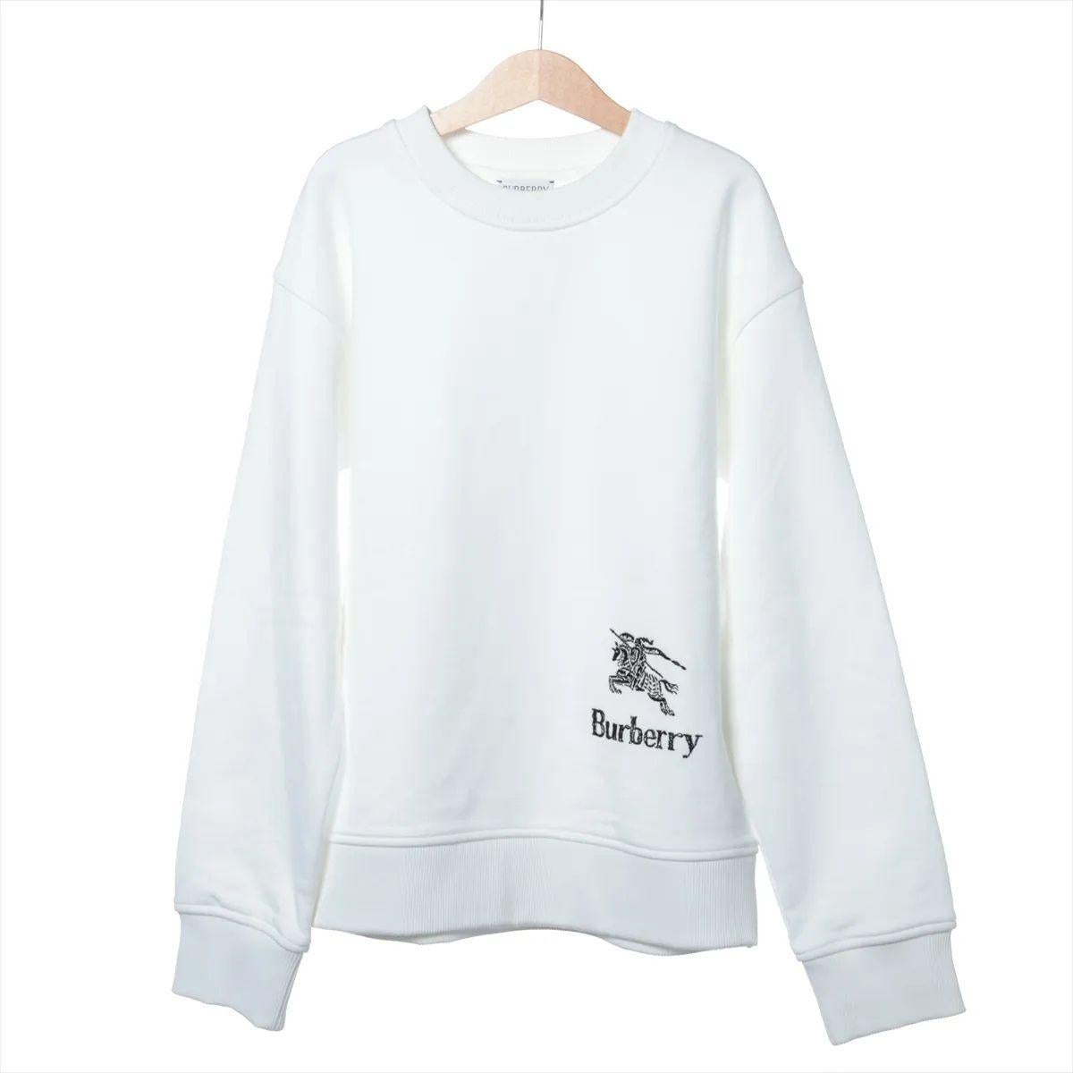 La Sudadera Básica de Punto de Algodón con Logotipo Burberry en blanco ofrece un aspecto limpio y atemporal con un toque moderno. Confeccionada en suave algodón de alta calidad, la sudadera presenta una silueta clásica de cuello redondo con un
