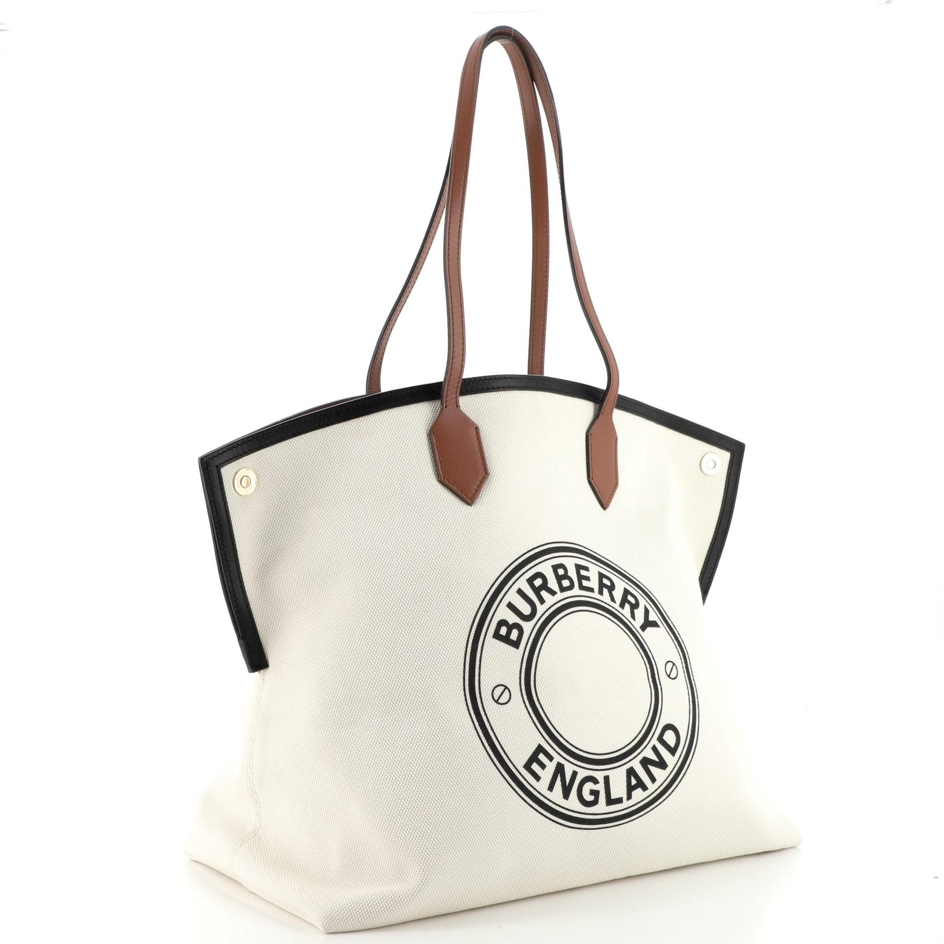 Burberry Logo Society Tragetasche aus bedrucktem Segeltuch groß (Beige)