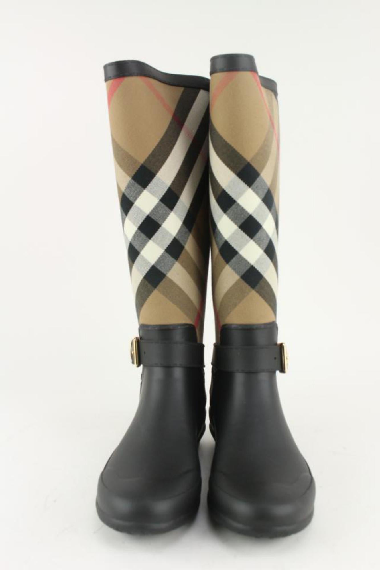 Burberry London 37 Beige Nova BlackStrap Detail House Check Rubber Rain Boot 1216bur13
Date Code/Serial Number: CNWUHFEN5WUH
Made In: China
Measurements: Length:  10.5