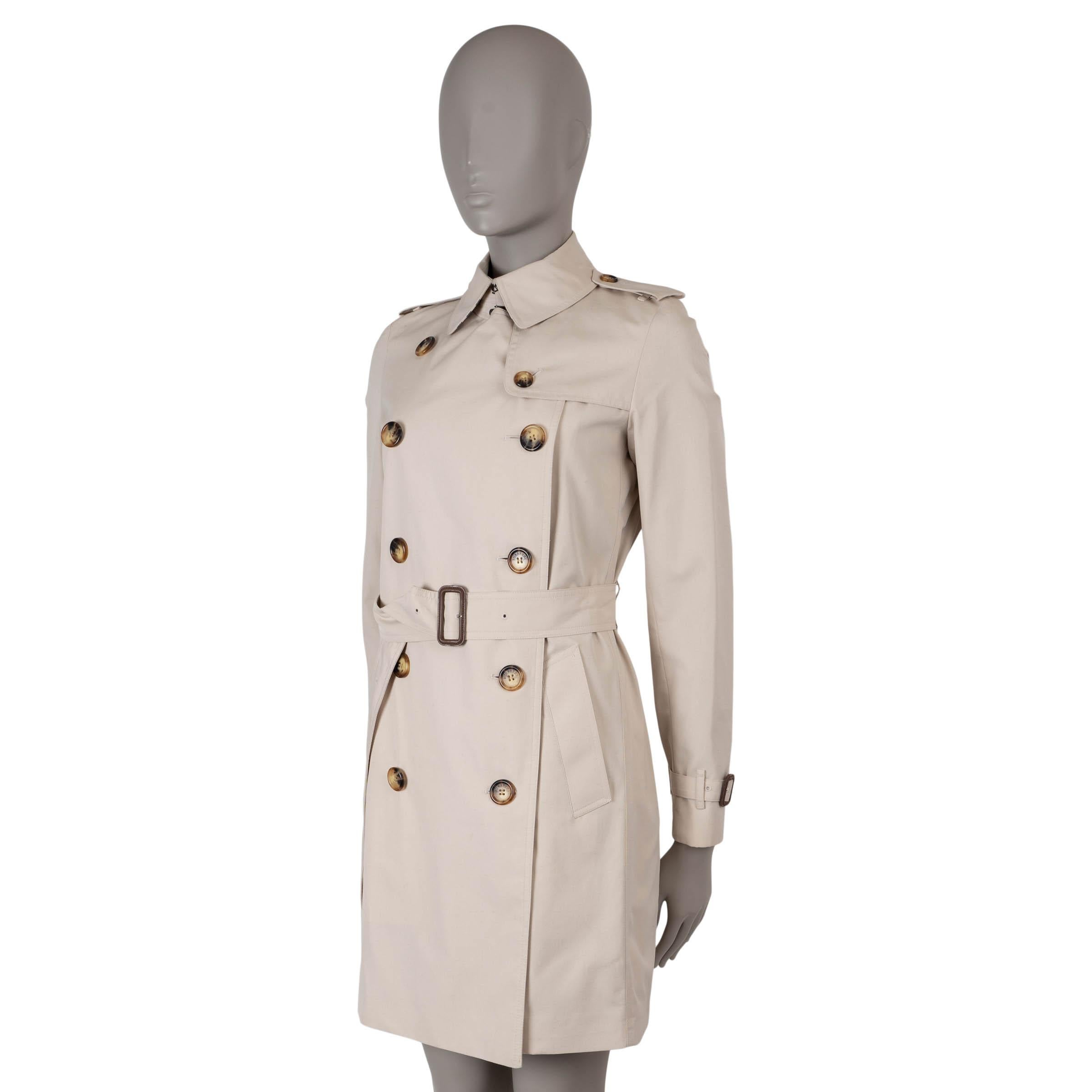 Questo trench corto Burberry, autentico al 100%, è realizzato in gabardine beige, in poliammide (65%) e cotone (35%), per offrire una sensazione di leggerezza e resistenza. Presenta una silhouette classica con dettagli iconici come le spalline, i