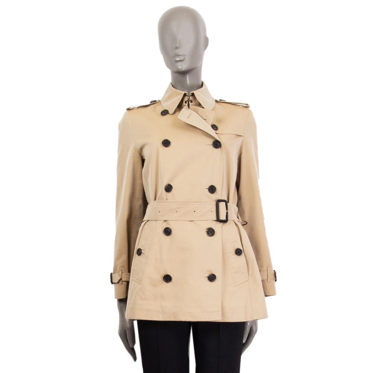 100% authentic Burberry London belted double-breasted trench jacket in beige cotton (100%) featuring two front pockets, waist belt, a gun flap and épaulettes. Lined in the classic Burberry tartan. Has been worn and is in excellent condition.