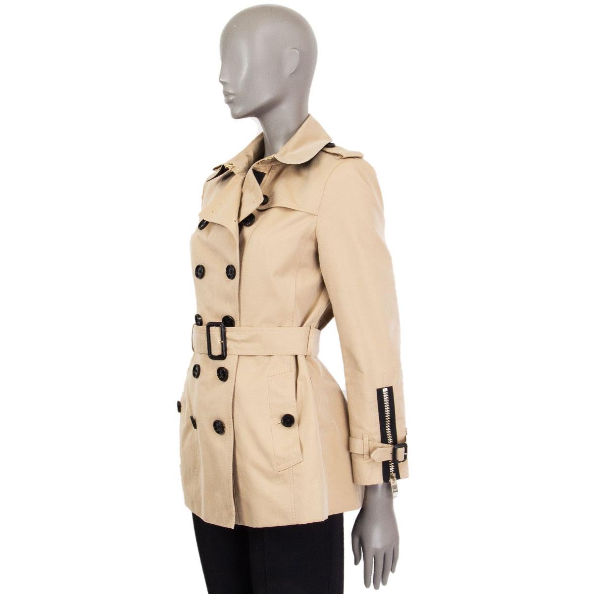 This 100% authentic Burberry London belted zipper trench jacket in beige cotton (100%) reinterprets the classic trench with a contemporary edge. Featuring a double-breasted silhouette, it opens with both buttons and a zipper for a sleek, structured