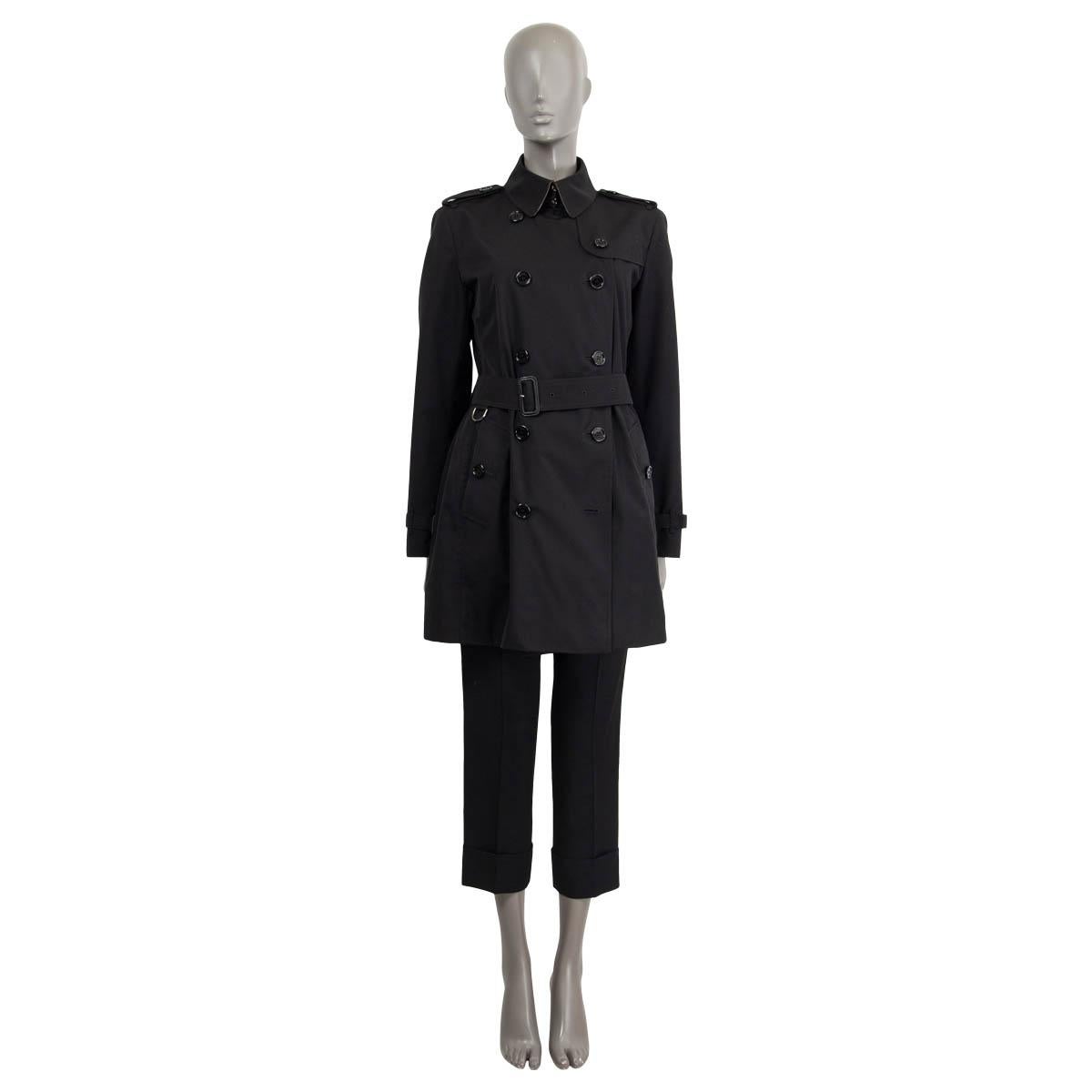 100% authentic Burberry Kensington short trench coat in black polyester (55%) and cotton (35%). Features black belts on the cuffs. Closes with buttons on the front and it has two pockets with buttons on the side. Lined in cotton (50%) and polyester