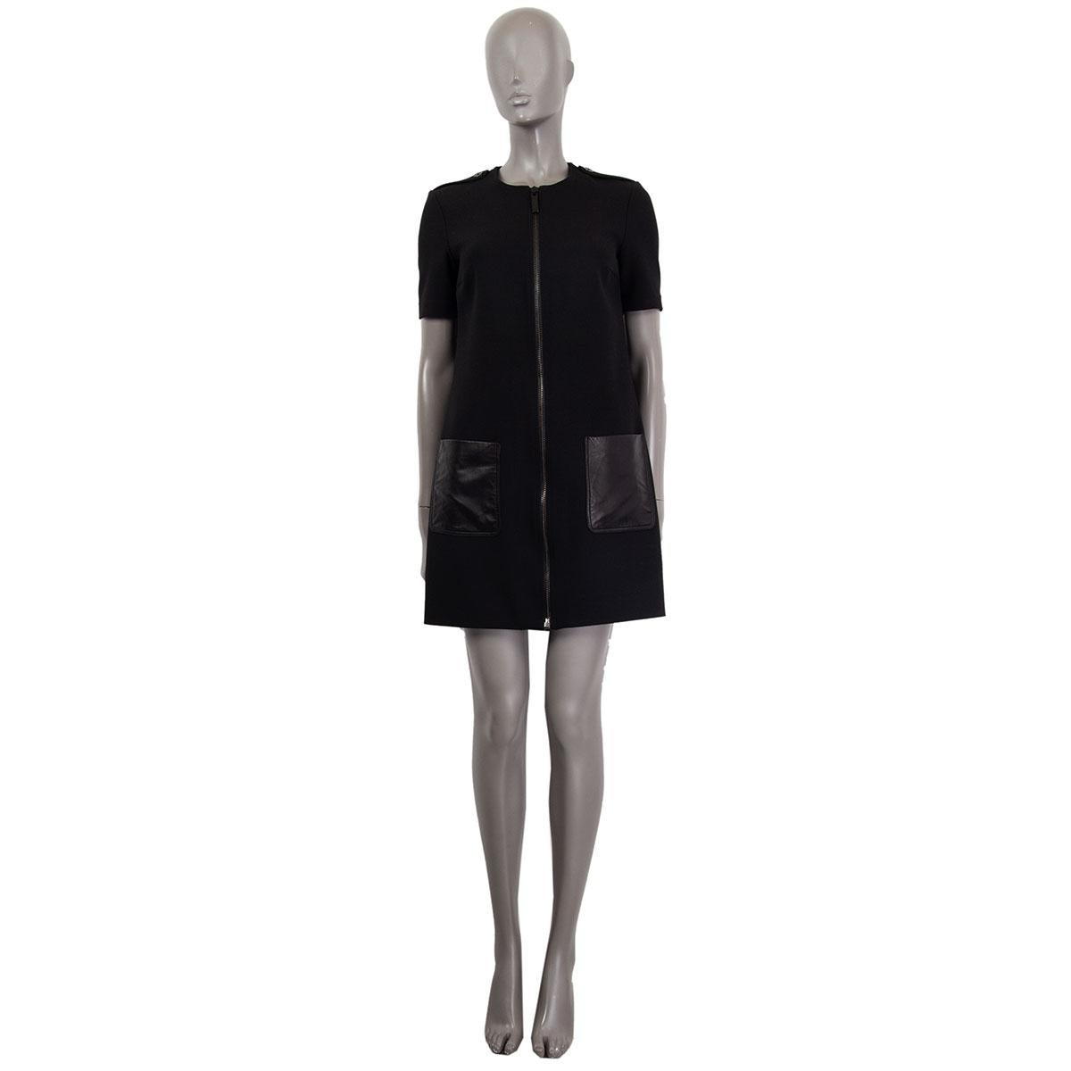 100% authentic Burberry London short sleeve tunic dress in black polyester (64%), viscose (27%), cotton (6%) and elastane (3%) with a round neck, epaulettes and two front lamb leather pockets. Closes on the front with a zipper. Lined in cupro (93%)