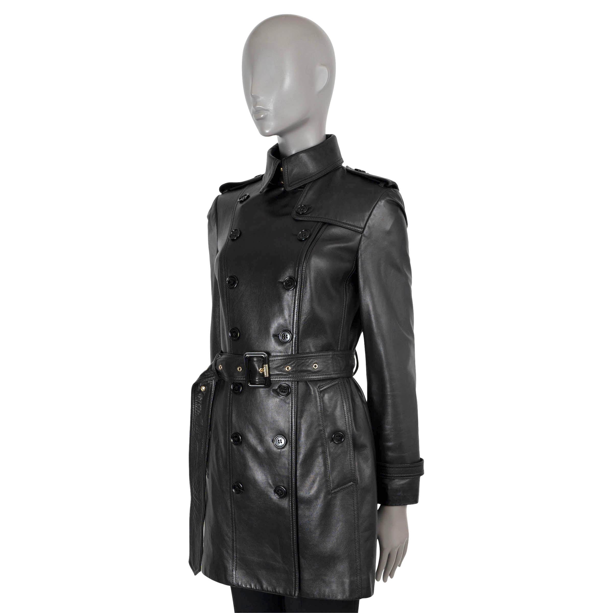 100% auténtico trench Burberry London Sandringham de piel de cordero negra. Con silueta entallada, charreteras, escudo contra tormentas y puños con cinturón. Se cierra con una doble fila de botones de cuerno con el logotipo en la parte delantera y