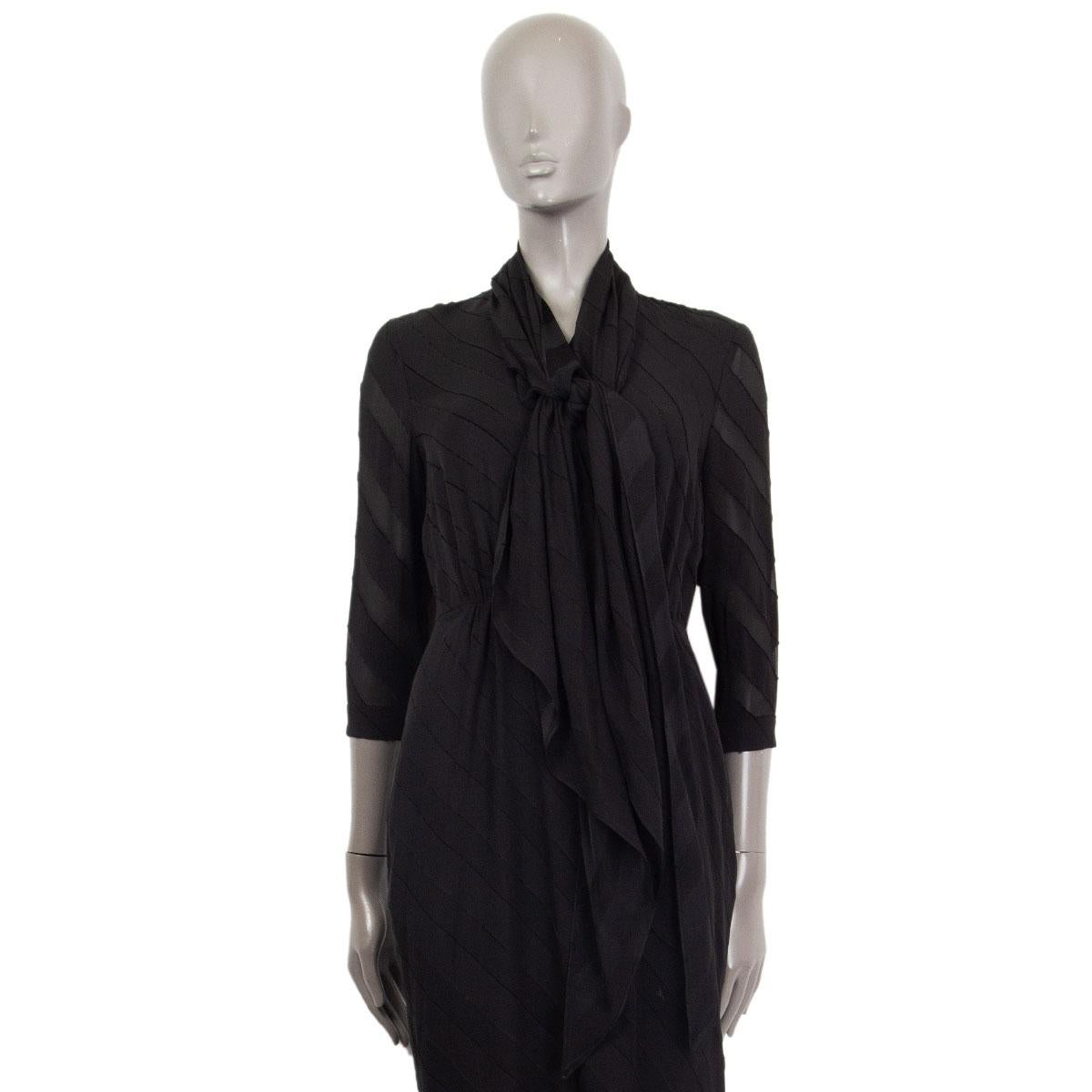 100% authentic Burberry London v-neck scarf dress in black striped silk (57%) and viscose (43%). Lined in black silk (93%) and elastane (7%). Opens with a zipper on the side. Brand new. 

Measurements
Tag Size	6
Size	XS
Shoulder Width	42cm