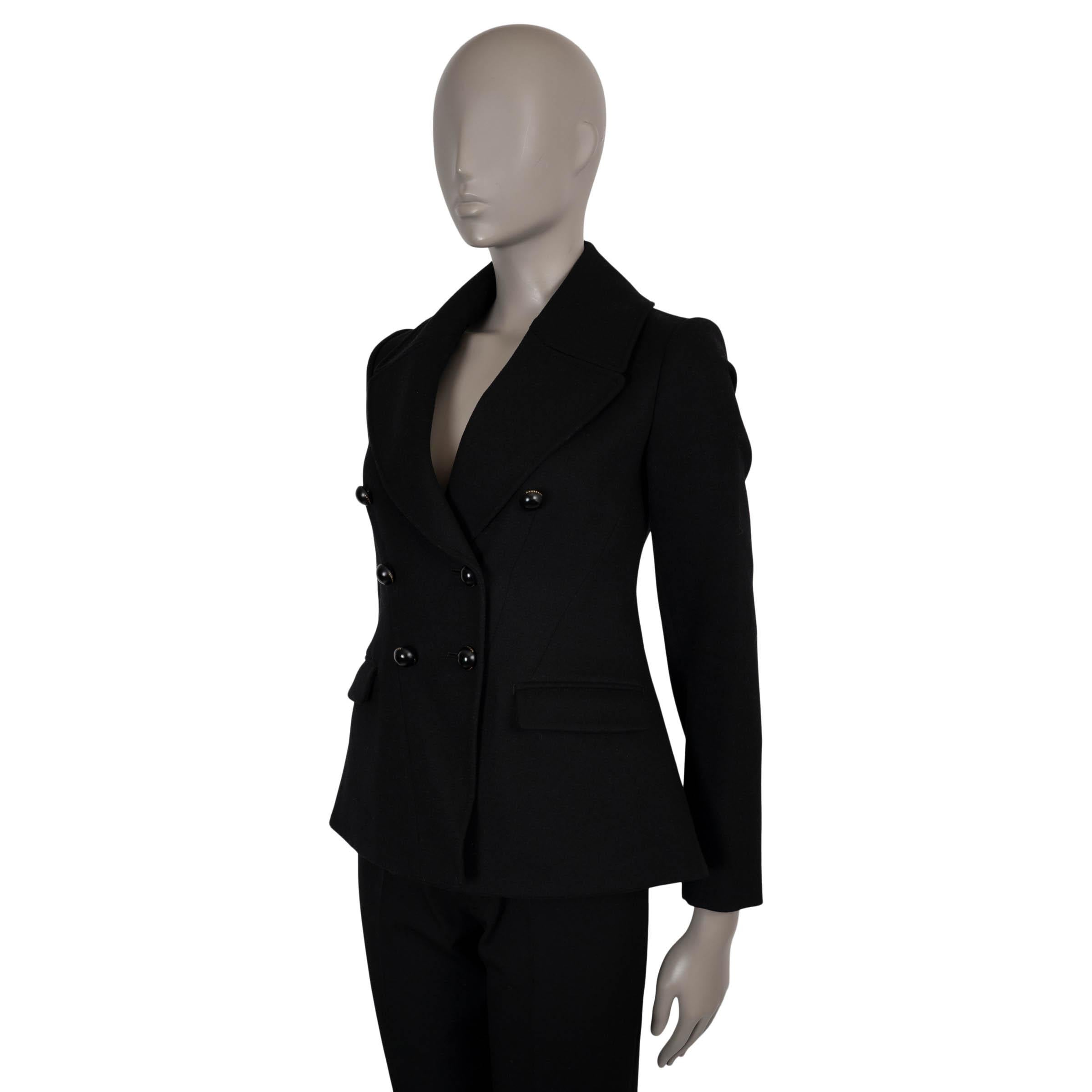 Ce peacoat 100% authentique de Burberry London est taillé dans de la laine feutrée bleu marine (80%) et du polyamide (20%), offrant à la fois structure et chaleur. Il présente une silhouette ajustée avec des revers crantés blancs et deux poches à